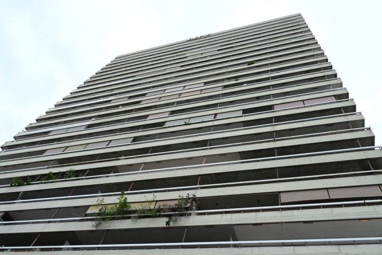 «Έκλεισε το τηλέφωνο και έπεσε στο κενό» – Τι εξετάζουν οι Αρχές για την πτώση του άνδρα από τον 24ο όροφο