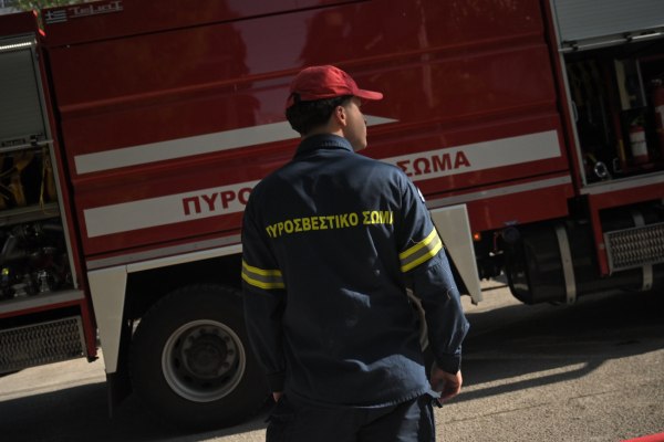 Νέα Φιλαδέλφεια: Ζημιές σε τουλάχιστον οκτώ αυτοκίνητα από τη φωτιά στην αντιπροσωπεία – Εξετάζεται το σενάριο εμπρησμού