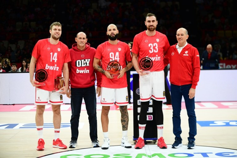 Βραβεύθηκαν από την ΚΑΕ Ολυμπιακός οι Βεζένκοφ, Μιλουτίνοφ και Φουρνιέ (vid)
