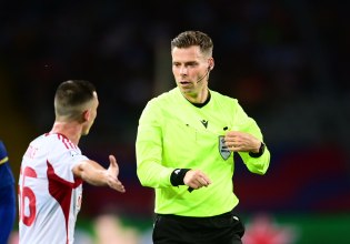 Ισπανός πρώην διεθνής διαιτητής «έκαψε» τον Σνάιντερ για το Μπαρτσελόνα – Ολυμπιακός: «Θέατρο ο Κασάδο, μόνος του έπεσε ο Ράσφορντ»