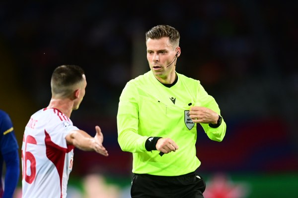 Ισπανός πρώην διεθνής διαιτητής «έκαψε» τον Σνάιντερ για το Μπαρτσελόνα – Ολυμπιακός: «Θέατρο ο Κασάδο, μόνος του έπεσε ο Ράσφορντ»