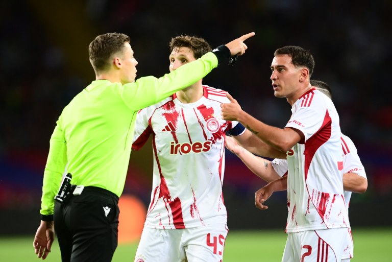 Παγκόσμια κατακραυγή στα social media για τον διαιτητή του Μπαρτσελόνα – Ολυμπιακός (pics)