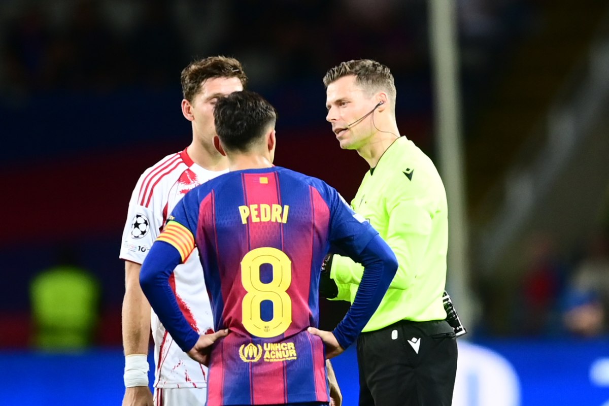 Το έχει ξανακάνει: Όταν ο διαιτητής του Μπαρτσελόνα – Ολυμπιακός απέβαλε παίκτη με δεύτερη κίτρινη και το πήρε πίσω μέσω VAR (vid)