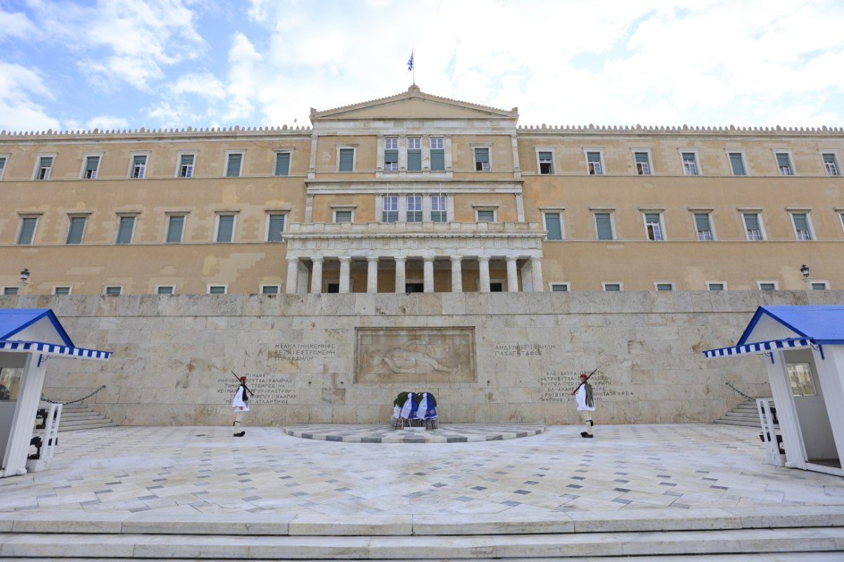 Άγνωστος Στρατιώτης: Αντιπολιτευτικά πυρά στην κυβέρνηση – Αποδίδουν «υποκρισία» και «επικοινωνιακή πολιτική»