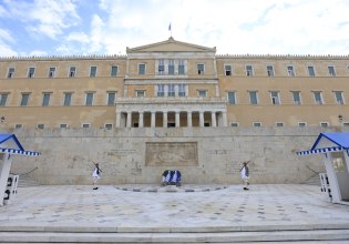 Άγνωστος Στρατιώτης: Αντιπολιτευτικά πυρά στην κυβέρνηση – Αποδίδουν «υποκρισία» και «επικοινωνιακή πολιτική»