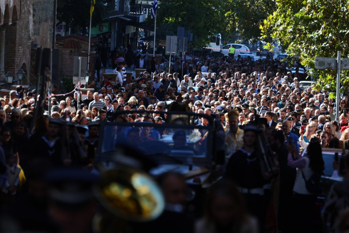 Η Θεσσαλονίκη τίμησε τον πολιούχο της: Κατάνυξη και πλήθος πιστών στη λιτανεία για τον Άγιο Δημήτριο
