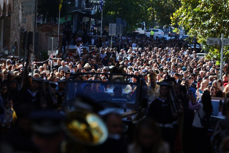 Η Θεσσαλονίκη τίμησε τον πολιούχο της: Κατάνυξη και πλήθος πιστών στη λιτανεία για τον Άγιο Δημήτριο