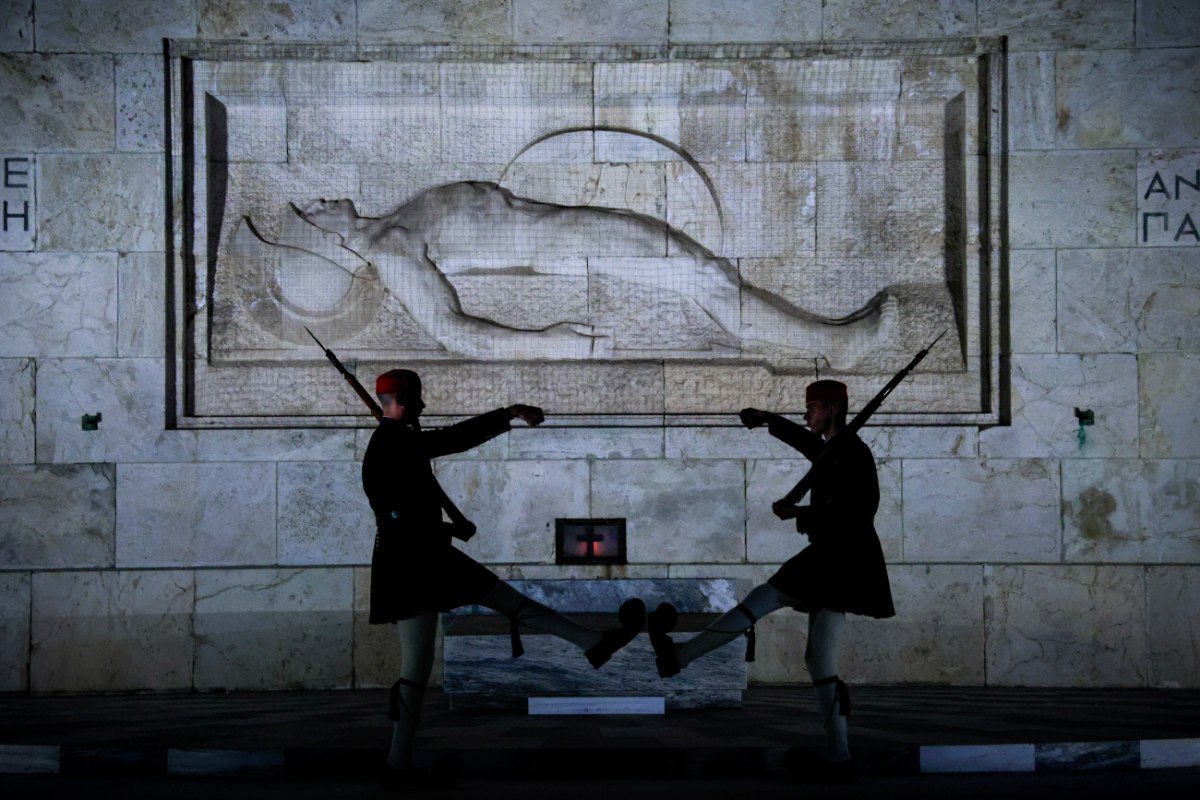 Κυβερνητικές πηγές: Σε πλήρη σύγχυση το ΠΑΣΟΚ για τον Άγνωστο Στρατιώτη – «Από φάλτσο σε φάλτσο η κυβέρνηση» απαντά η Χαρ. Τρικούπη