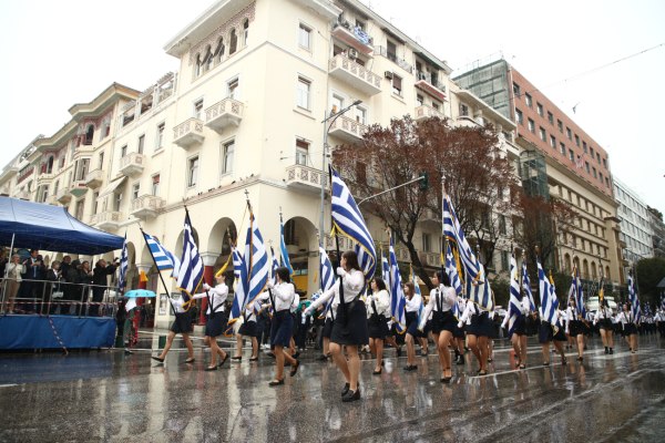 28η Οκτωβρίου: Υπό έντονη βροχόπτωση η μαθητική παρέλαση στη Θεσσαλονίκη