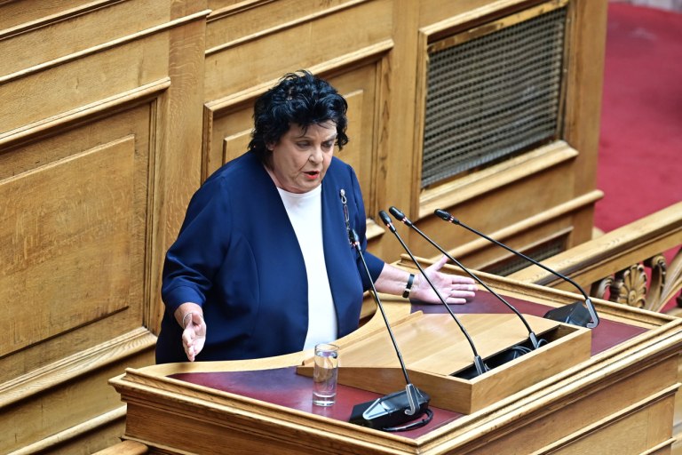 Για «πολιτική εμπάθεια και αντικομμουνισμό» κατηγορεί την Κωνσταντοπούλου η Κανέλλη – Αγρια κόντρα στη Βουλή