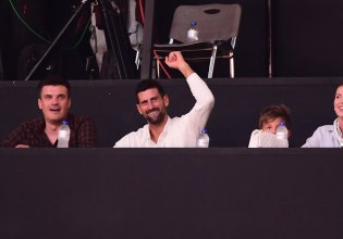 «Τρελαμένος» με τον Ολυμπιακό ο Τζόκοβιτς – Τραγούδησε ξανά σύνθημα των ερυθρόλευκων (vid)