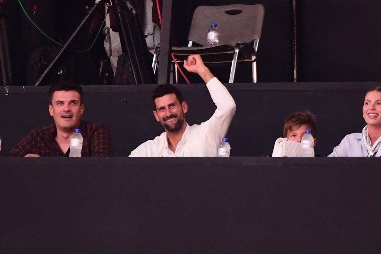 «Τρελαμένος» με τον Ολυμπιακό ο Τζόκοβιτς – Τραγούδησε ξανά σύνθημα των ερυθρόλευκων (vid)