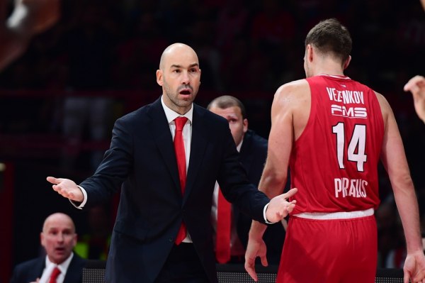 Φοβερή στιγμή: Ο Σπανούλης αγριοκοίταξε οπαδούς του Ολυμπιακού και όλοι μαζί ξεκαρδίστηκαν στα γέλια! (vid)