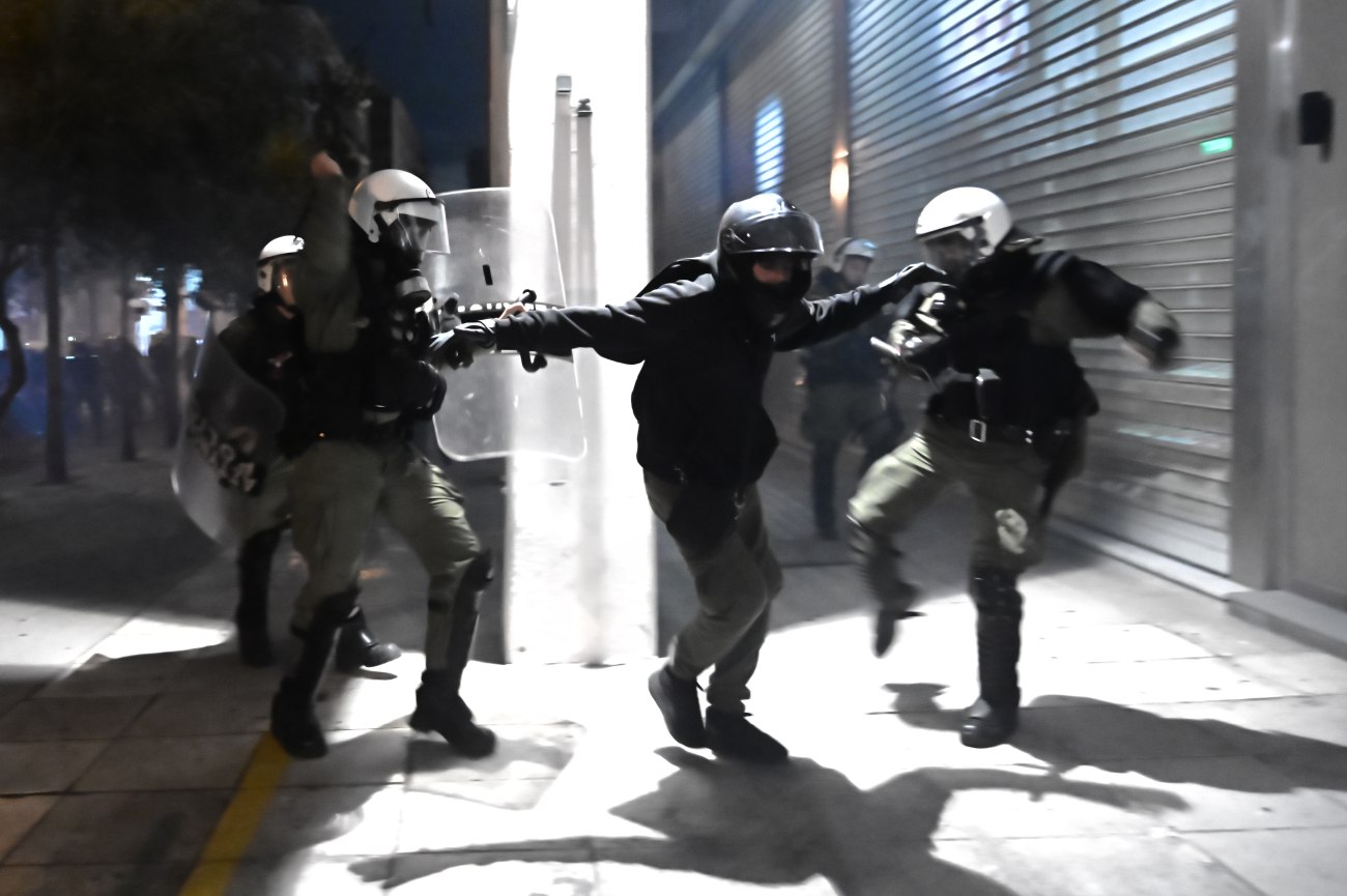 Πορεία αναρχικών στο κέντρο για τον ένα χρόνο από την έκρηξη στους Αμπελόκηπους – Ένταση στα Εξάρχεια