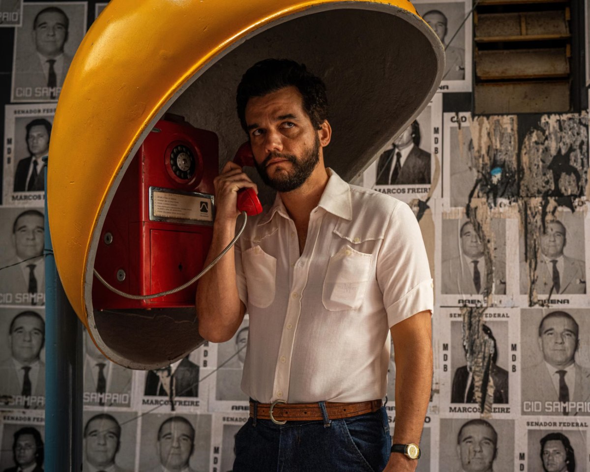 «Ελπίζω να πάει στη φυλακή» – Ο βραβευμένος στις Κάννες Βραζιλιάνος σκηνοθέτης για τον Μπολσονάρο και την πολιτική αμνησία