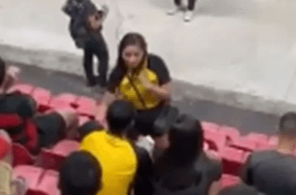 Βραζιλιάνα έπιασε τον σύντροφό της να την απατά στο γήπεδο, τον χαστούκισε και… έφυγε με την ερωμένη! (vid)