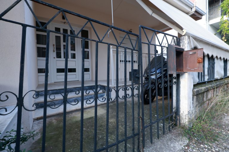 Τρίκαλα: Απολογείται σήμερα ο 18χρονος που έπνιξε τη μητέρα του – Τι θα ισχυριστεί