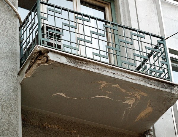 Κτίρια: Γιατί τα μπαλκόνια πέφτουν και χωρίς σεισμό