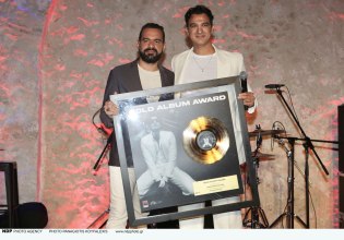 Δήμος Αναστασιάδης: Η χρυσή απονομή για το album του, λίγες ώρες μετά τη γέννηση του γιου του