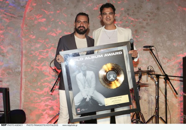 Δήμος Αναστασιάδης: Η χρυσή απονομή για το album του, λίγες ώρες μετά τη γέννηση του γιου του