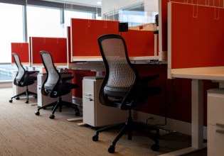 Η τεχνητή νοημοσύνη «κουρεύει» τις δουλειές γραφείου – Χιλιάδες θέσεις εργασίας γίνονται καπνός