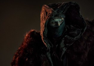 Το νέο τρέιλερ του γοτθικού «Frankenstein» αποκαλύπτει επιτέλους το τέρας-Τζέικομπ Ελόρντι