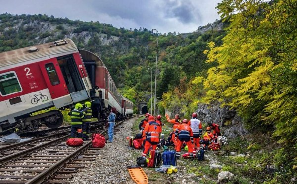 Σλοβακία: Τρομάζει ο ήχος της σύγκρουσης των δύο τρένων στη Σλοβακία [βίντεο]