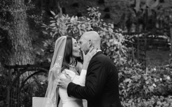 Η Αλάνα Χαντίντ παντρεύτηκε τον Ρος Γουίλιαμς – Οι παράνυμφοι περπάτησαν με το παλαιστινιακό τραγούδι «Ya Tal3een»