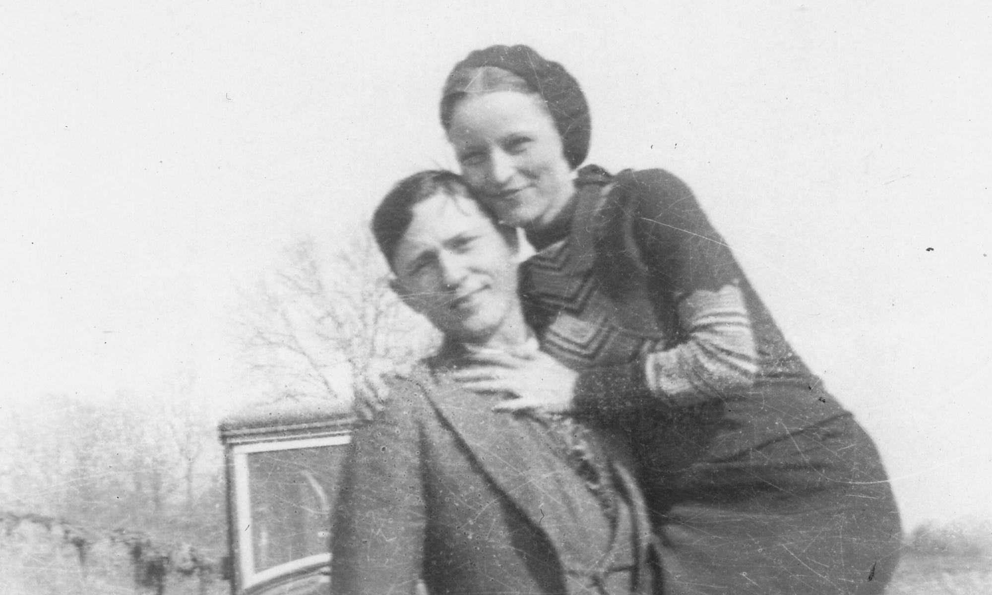 Σφαίρες, φόνοι και αγάπη: Ο αιματηρός έρωτας των Μπόνι και Κλάιντ μέσα από 600 φωτογραφίες