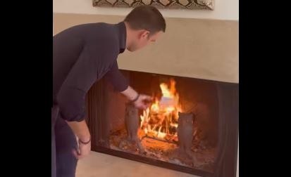 Ο Στέφανος Κασσελάκης καίει το εξώδικο που έλαβε από τον Γρήγορη Δημητριάδη [βίντεο]