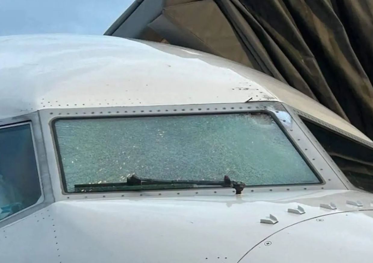 ΗΠΑ: Μυστηριώδες αντικείμενο έσπασε το παρμπρίζ αεροσκάφους σε ύψος 36.000 ποδιών – Τραυματίστηκε ο πιλότος