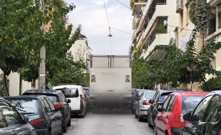 Εξάρχεια: Φορτηγό έχει φρακάρει στην Καλλιδρομίου – Φθορές σε εννέα οχήματα