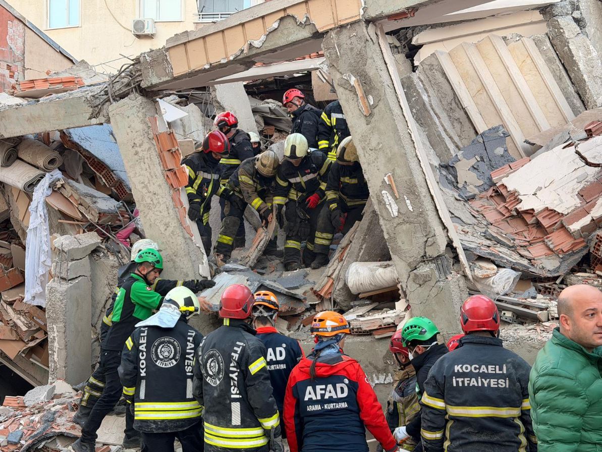 Κατάρρευση κτιρίου στην Τουρκία: Νεκροί ανασύρθηκαν 2 άνθρωποι – Σε εξέλιξη η επιχείρηση απεγκλωβισμού