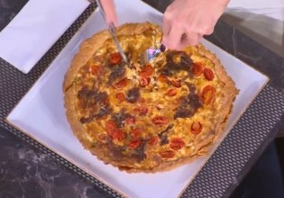 Συνταγή: Τάρτα κουρού με καραμελωμένα κρεμμύδια, ντοματίνια και ανθότυρο