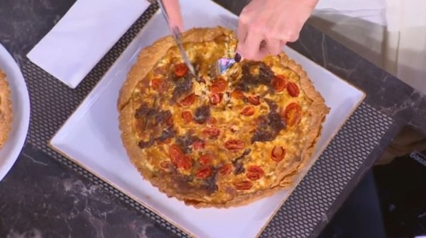 Συνταγή: Τάρτα κουρού με καραμελωμένα κρεμμύδια, ντοματίνια και ανθότυρο