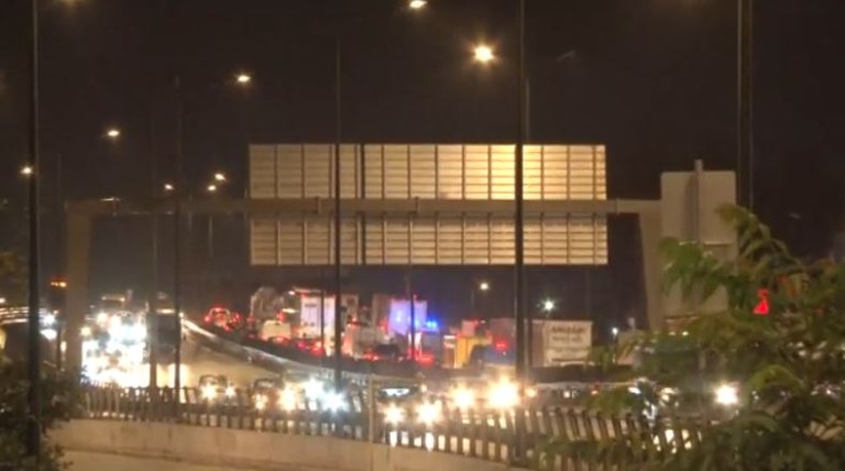 Μποτιλιάρισμα στον Κηφισό – Νταλίκα έπεσε στα κιγκλιδώματα