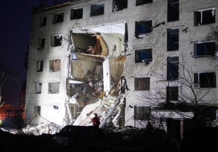 Ουκρανία: Νέες ρωσικές επιδρομές σε κοιτώνα στην Ζαπορίζια – Ένας νεκρός και 13 τραυματίες [βίντεο]