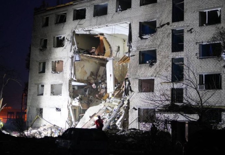 Ουκρανία: Νέες ρωσικές επιδρομές σε κοιτώνα στην Ζαπορίζια – Ένας νεκρός και 13 τραυματίες [βίντεο]