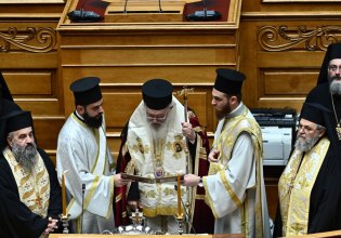 Αρχιεπίσκοπος Ιερώνυμος σε βουλευτές: «Ο λαός μας παραπαίει και χρειάζεται να αγωνιστούμε ενωμένοι»