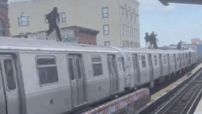 Φονικό challenge: Δύο νεαρά κορίτσια νεκρά μετά από subway surfing