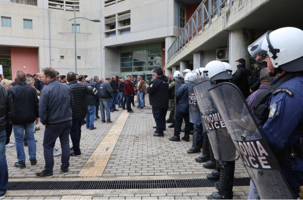 Μπλόκο αγροτών σε κλιμάκιο της κυβέρνησης στη Λιβαδειά
