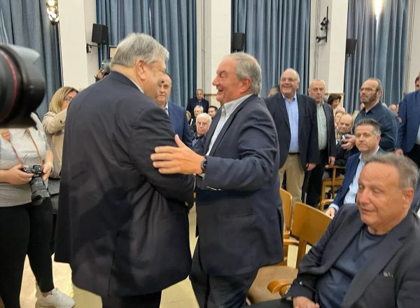 Στις συμπληγάδες της κριτικής Καραμανλή και Βενιζέλου για το θέμα των θεσμών το Μαξίμου – Η αμηχανία και η επίθεση