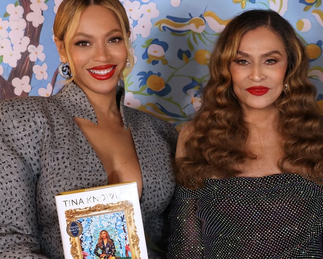 Μπιγιονσέ και Σολάνζ Νόουλς τραγούδησαν στη μητέρα τους πριν το χειρουργείο για καρκίνο του μαστού – «Μπήκα γελώντας»