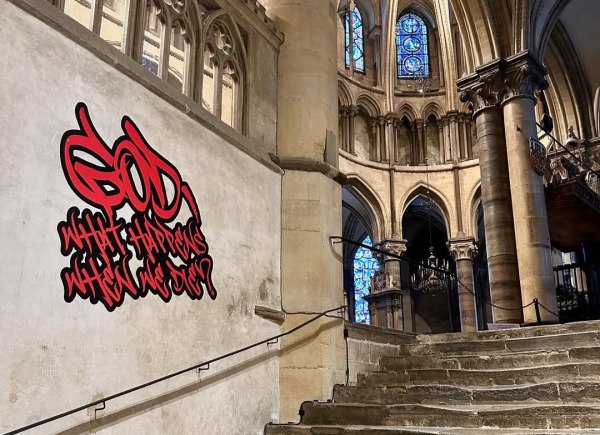 Γκράφιτι στον καθεδρικό ναό του Canterbury διχάζουν το κοινό – «Τι θα ρωτούσες τον Θεό;»