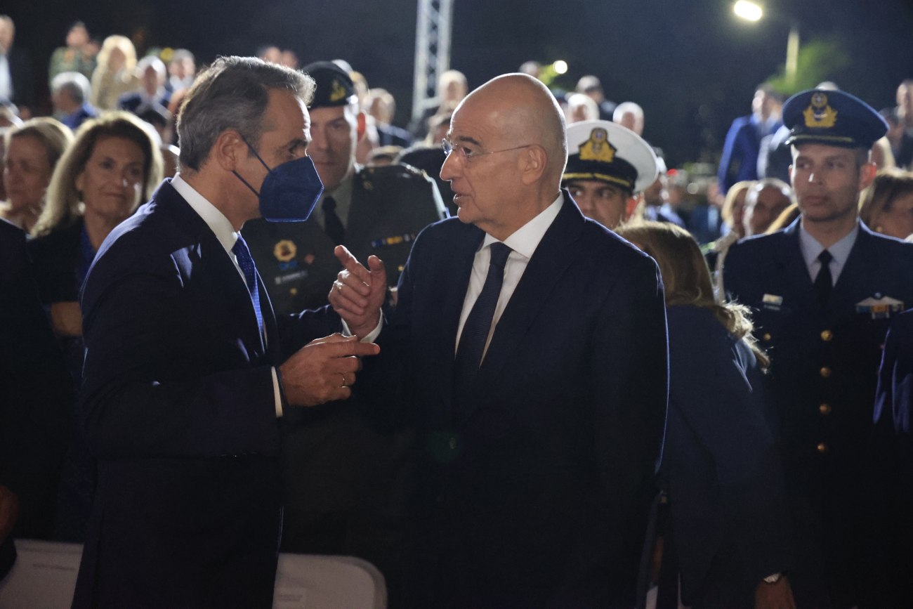 Άγνωστος Στρατιώτης: Αλλάζει το μνημείο αλλά δεν αλλάζουν οι σχέσεις Μητσοτάκη – Δένδια