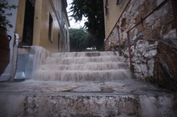 Καιρός: Έρχεται η «Barbara» με βροχές, καταιγίδες, χαλάζι – Βουτιά της θερμοκρασίας έως 8 βαθμούς