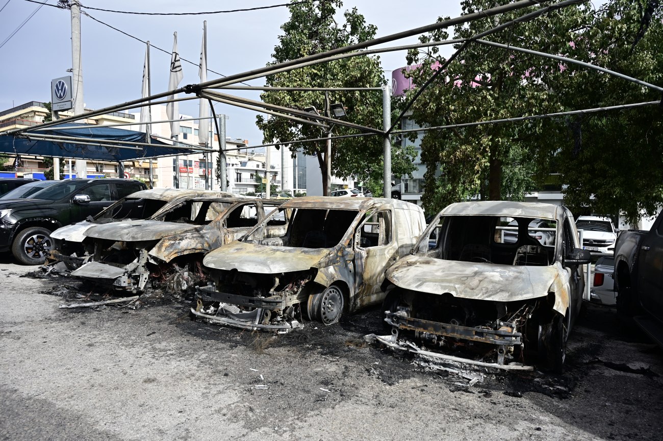 Βίντεο ντοκουμέντο από τον εμπρησμό αυτοκινήτων στη Νέα Φιλαδέλφεια