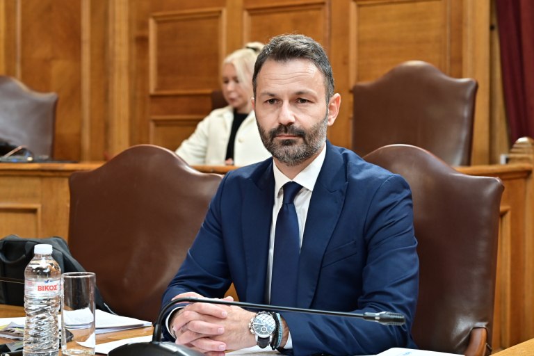 Τραγέλαφος στην εξεταστική: Ο Ζερβός επικαλείται το δικαίωμα στη σιωπή παρότι δεν είναι κατηγορούμενος για ΟΠΕΚΕΠΕ