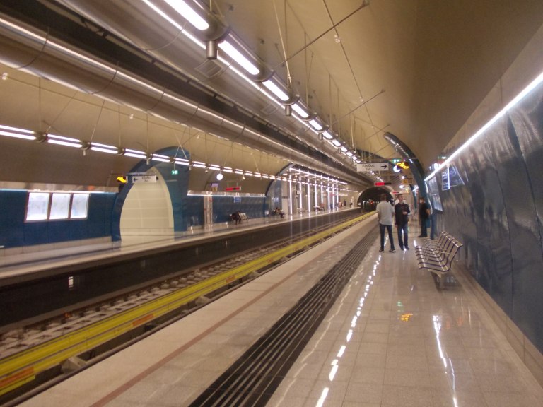 Πειραιάς: 18χρονος έκλεψε κινητό από επιβάτη στο μετρό και τον χτύπησε με πέτρα στο κεφάλι για να διαφύγει