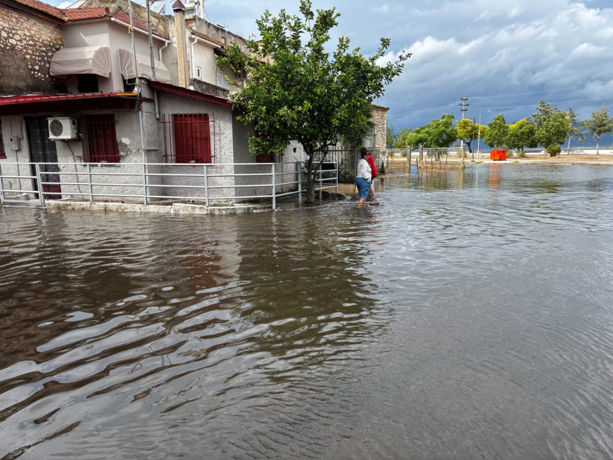 Κακοκαιρία: Έρχονται ισχυρές καταιγίδες, πού υπάρχει κίνδυνος για πλημμύρες – Live η πορεία των φαινομένων